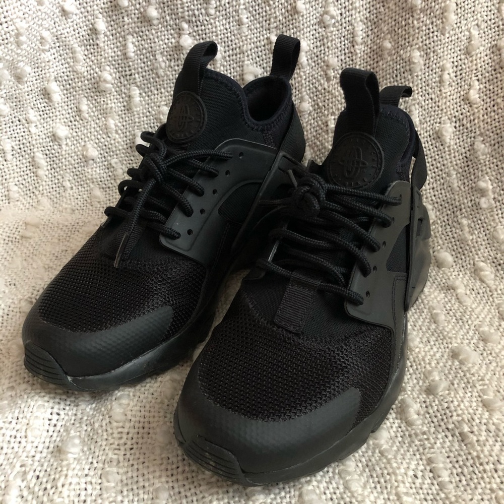 Black huaraches